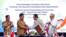 Dirjen Migas ESDM Laode Sulaeman, Dirjen Dukcapil Kemendagri Teguh Setyabudi, Dirut Pertamina Patra Niaga Mars Ega Legowo Putra, dan Direktur Logistik Pertamina Jaffee Arizon Suardin bertukar naskah kerja sama di Jakarta, Senin (10/8/2026). (FOTO : Dok. Pertamina)