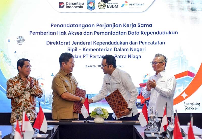 Dirjen Migas ESDM Laode Sulaeman, Dirjen Dukcapil Kemendagri Teguh Setyabudi, Dirut Pertamina Patra Niaga Mars Ega Legowo Putra, dan Direktur Logistik Pertamina Jaffee Arizon Suardin bertukar naskah kerja sama di Jakarta, Senin (10/8/2026). (FOTO : Dok. Pertamina)