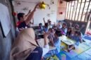 Relawan Pertamina Patra Niaga Regional Sulawesi bersama kelompok masyarakat binaan mengajak anak-anak berinteraksi dalam sesi pembelajaran berbasis pengalaman (experiential learning) di Rumah Anak Pesisir (RASI), Pemukiman Candi, Kota Bitung, Sulawesi Utara. (Foto: Dok. Pertamina Patra Niaga)