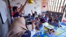 Relawan Pertamina Patra Niaga Regional Sulawesi bersama kelompok masyarakat binaan mengajak anak-anak berinteraksi dalam sesi pembelajaran berbasis pengalaman (experiential learning) di Rumah Anak Pesisir (RASI), Pemukiman Candi, Kota Bitung, Sulawesi Utara. (Foto: Dok. Pertamina Patra Niaga)
