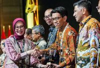 Kepala Badan Pengatur Hilir Minyak dan Gas Bumi (BPH Migas) Erika Retnowati (kiri) menyerahkan Penghargaan Subroto 2025 dari Kementerian ESDM kepada Direktur Perencanaan dan Pengembangan Bisnis PT Pertamina Patra Niaga Harsono Budi Santoso (dua dari kanan) pada Malam Penganugerahan Subroto 2025 di Jakarta, Jumat (24/10/25).FOTO : WKI