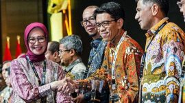 Kepala Badan Pengatur Hilir Minyak dan Gas Bumi (BPH Migas) Erika Retnowati (kiri) menyerahkan Penghargaan Subroto 2025 dari Kementerian ESDM kepada Direktur Perencanaan dan Pengembangan Bisnis PT Pertamina Patra Niaga Harsono Budi Santoso (dua dari kanan) pada Malam Penganugerahan Subroto 2025 di Jakarta, Jumat (24/10/25).FOTO : WKI