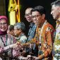 Kepala Badan Pengatur Hilir Minyak dan Gas Bumi (BPH Migas) Erika Retnowati (kiri) menyerahkan Penghargaan Subroto 2025 dari Kementerian ESDM kepada Direktur Perencanaan dan Pengembangan Bisnis PT Pertamina Patra Niaga Harsono Budi Santoso (dua dari kanan) pada Malam Penganugerahan Subroto 2025 di Jakarta, Jumat (24/10/25).FOTO : WKI