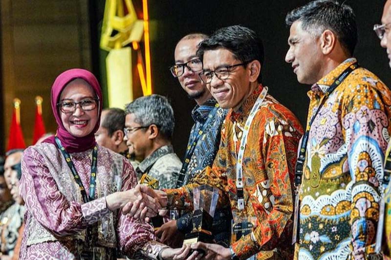 Kepala Badan Pengatur Hilir Minyak dan Gas Bumi (BPH Migas) Erika Retnowati (kiri) menyerahkan Penghargaan Subroto 2025 dari Kementerian ESDM kepada Direktur Perencanaan dan Pengembangan Bisnis PT Pertamina Patra Niaga Harsono Budi Santoso (dua dari kanan) pada Malam Penganugerahan Subroto 2025 di Jakarta, Jumat (24/10/25).FOTO : WKI