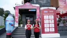 Dua petugas menyapa ramah pengunjung di depan Serambi MyPertamina Mini/Compact, salah satu dari 19 titik fasilitas istirahat gratis yang dihadirkan Pertamina Patra Niaga di sepanjang jalur wisata strategis untuk menyambut libur Lebaran 2026. (FOTO : Istimewa)