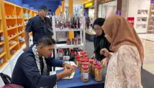 Pertamina SMEXPO 2026 di Mall Living World, Pekanbaru, Riau. Ajang tahunan bertema "Lokal Jadi Vokal" yang berlangsung pada 25–27 September 2026 ini menghadirkan puluhan produk kreatif UMKM guna memperluas jaringan pasar ritel maupun korporasi secara nasional. (FOTO : Dok. Pertamina)