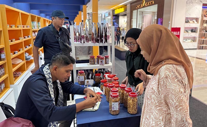 Pertamina SMEXPO 2026 di Mall Living World, Pekanbaru, Riau. Ajang tahunan bertema "Lokal Jadi Vokal" yang berlangsung pada 25–27 September 2026 ini menghadirkan puluhan produk kreatif UMKM guna memperluas jaringan pasar ritel maupun korporasi secara nasional. (FOTO : Dok. Pertamina)