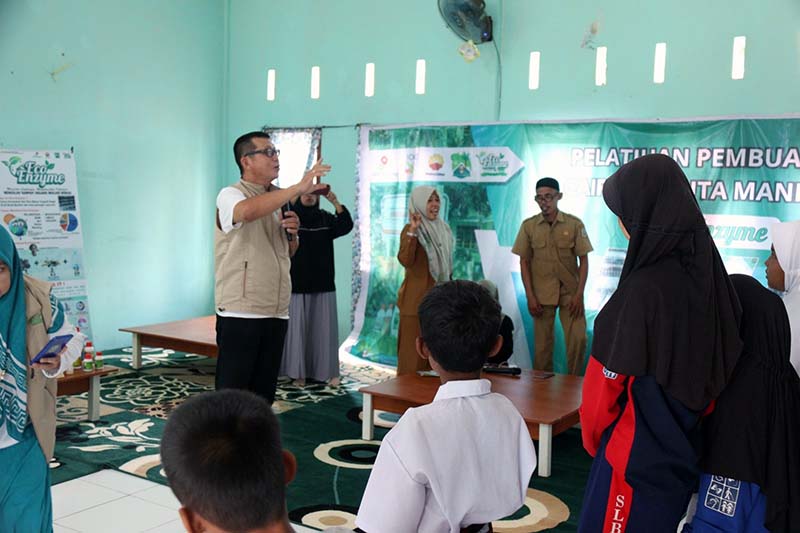 PetroChina Gelar Sosialisasi dan Pelatihan Pembuatan Eco Enzyme di SLB Negeri Tanjab Timur. FOTO : Tim Media