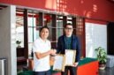 Direktur Utama Juragan 99 Trans, Suluk Waseso Segoro, bersama Direktur Bingkai Karya, Rizal Rosyadi, menunjukkan dokumen kerja sama usai penandatanganan kolaborasi untuk mendukung layanan transportasi premium bagi peserta program pendidikan internasional, di Malang, Jawa Timur, 16 Oktober 2026. (FOTO: Dok. BINGKAI KARYA)