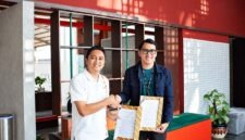 Direktur Utama Juragan 99 Trans, Suluk Waseso Segoro, bersama Direktur Bingkai Karya, Rizal Rosyadi, menunjukkan dokumen kerja sama usai penandatanganan kolaborasi untuk mendukung layanan transportasi premium bagi peserta program pendidikan internasional, di Malang, Jawa Timur, 16 Oktober 2026. (FOTO: Dok. BINGKAI KARYA)