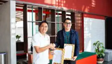 Direktur Utama Juragan 99 Trans, Suluk Waseso Segoro, bersama Direktur Bingkai Karya, Rizal Rosyadi, menunjukkan dokumen kerja sama usai penandatanganan kolaborasi untuk mendukung layanan transportasi premium bagi peserta program pendidikan internasional, di Malang, Jawa Timur, 16 Oktober 2026. (FOTO: Dok. BINGKAI KARYA)