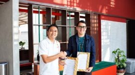 Direktur Utama Juragan 99 Trans, Suluk Waseso Segoro, bersama Direktur Bingkai Karya, Rizal Rosyadi, menunjukkan dokumen kerja sama usai penandatanganan kolaborasi untuk mendukung layanan transportasi premium bagi peserta program pendidikan internasional, di Malang, Jawa Timur, 16 Oktober 2026. (FOTO: Dok. BINGKAI KARYA)