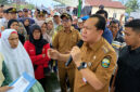 Bupati Muaro Jambi, Bambang Bayu Suseno (BBS), berdialog langsung dengan warga saat menemui massa yang menyampaikan aspirasi terkait aktivitas stockpile pasir di Desa Penyengat Olak, Kecamatan Jambi Luar Kota, Senin (26/10/2026). (FOTO: ISTIMEWA/JambiTV)