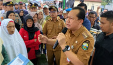Bupati Muaro Jambi, Bambang Bayu Suseno (BBS), berdialog langsung dengan warga saat menemui massa yang menyampaikan aspirasi terkait aktivitas stockpile pasir di Desa Penyengat Olak, Kecamatan Jambi Luar Kota, Senin (26/10/2026). (FOTO: ISTIMEWA/JambiTV)
