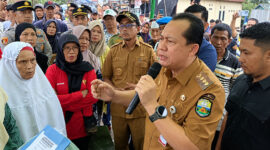 Bupati Muaro Jambi, Bambang Bayu Suseno (BBS), berdialog langsung dengan warga saat menemui massa yang menyampaikan aspirasi terkait aktivitas stockpile pasir di Desa Penyengat Olak, Kecamatan Jambi Luar Kota, Senin (26/10/2026). (FOTO: ISTIMEWA/JambiTV)
