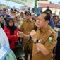 Bupati Muaro Jambi, Bambang Bayu Suseno (BBS), berdialog langsung dengan warga saat menemui massa yang menyampaikan aspirasi terkait aktivitas stockpile pasir di Desa Penyengat Olak, Kecamatan Jambi Luar Kota, Senin (26/10/2026). (FOTO: ISTIMEWA/JambiTV)