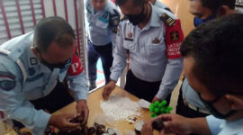 FOTO : Pil koplo dalam buah salak yang diduga hendak diselundupkan ke dalam Lapas Kelas IIB Jombang, Jawa Timur pada Senin (24/08/20).