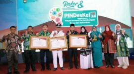 Bupati Tanjab Barat H. Anwar Sadat, Ketua TP PKK Hj. Fadhilah Sadat, Staf Ahli Bupati Bidang Hukum Dan Politik H. Mulyadi, Camat Tebing Tinggi Muhammad Ardiansyah, Kades Purwodadi Jayus di Acara Pekan Inovasi Desa Kelurahan (PinDesKel) Tahun 2022 di Kompleks Bina Pemdes Kemendagri), Pasar Minggu, Jakarta Selatan, Kamis (24/11/22). FOTO : ISt/Dokpim