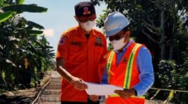 Pj Bupati Muaro Jambi Bachyuni Deliansyah Saat Meninjau Pelaksanaan Pekerjaan Peningkatan jalan Pelabuhan Talang Duku - Batas Sungai Batanghari, Jumat (10//6/22). FOTO : ISt/Val