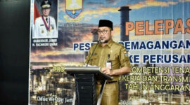 FOTO : Penjabat Sekretaris Daerah Provinsi Jambi H. Sudirman melepas 270 orang peserta pemagangangan dalam negeri ke perusahaan di Provinsi Jambi tahun 2020 di Hotel O2 Weston, Kota Jambi, Senin (10/8/2020).