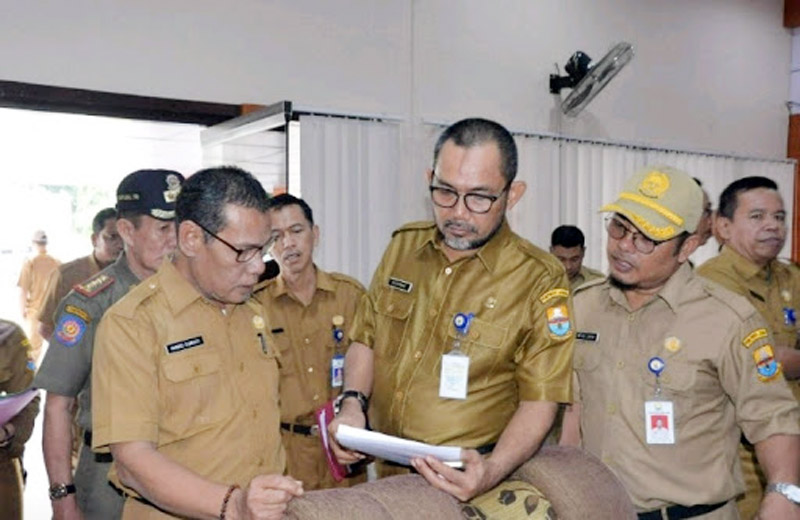 FOTO : H. Sudirman, SH, MH (tengah) Pj. Sekda Provinis selaku Wakil Ketua Gugus Tugas Covid-19 Provinsi Jambi H. Sudirman, SH, MH