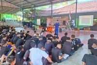Personil Polairud Polda Jambi Berikan Materi Latihan Pertolongan Korban Bencana di Perairan di SMAN 5 Kota Jambi. FOTO : HMS