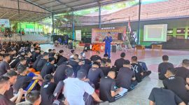 Personil Polairud Polda Jambi Berikan Materi Latihan Pertolongan Korban Bencana di Perairan di SMAN 5 Kota Jambi. FOTO : HMS
