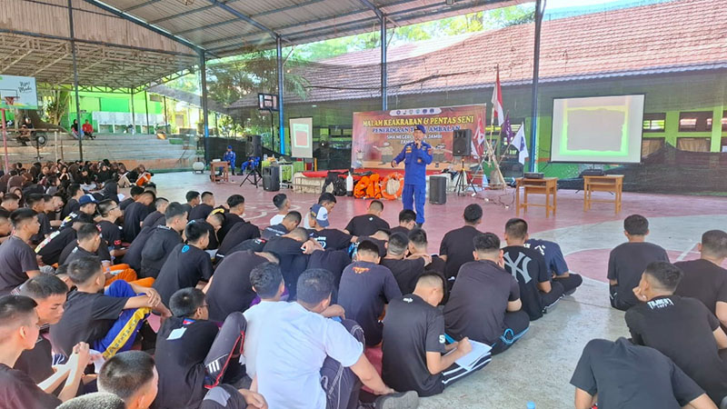 Personil Polairud Polda Jambi Berikan Materi Latihan Pertolongan Korban Bencana di Perairan di SMAN 5 Kota Jambi. FOTO : HMS