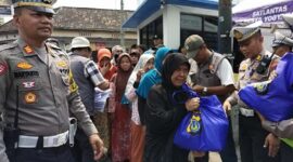 Polda DIY Bagikan Ratusan Paket Sembako Untuk Warga yang Membutuhkan. FOTO : DOk HUMAS