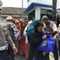 Polda DIY Bagikan Ratusan Paket Sembako Untuk Warga yang Membutuhkan. FOTO : DOk HUMAS