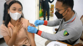 Bidang Humas Polda Jambi Saat MEmberikan Layanan Vaksinasi Terhadap Pelaku Senin di 
di Taman Budaya Jambi (GOS), Minggu (12/12/21). FOTO : Hms Polda Jambi
