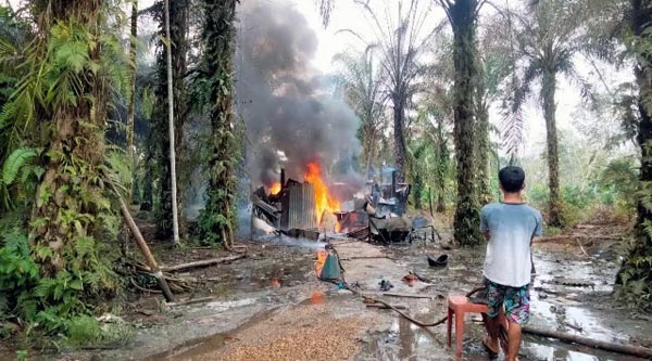 Api Membakar Gudang Minyak Diduga Ilegal di RT 05 Desa Simpang Rantau Gedang, Kecamatan Mersam Kabupaten Batanghari, Rabu (10/11/21) lalu. FOTO : Grup Media