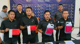 Polda Jambi Mengelar Pres Rilsi Ungkap Kasus Gagalkan Pengiriman 32 Ribu Liter BBM Ilegal Asal Sumsel. FOTO : JI