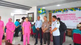 Ketua Bhayangkari Daerah Jambi Ny Rena Rusdi Hartono didampingi Ketua Bhayangkari Cabang Batanghari  Hadiri Bhakti Kesehatan Pengobatan gratis bagi Andikpas di LPKA Kelas II Muara Bulian Kabupaten Batanghari, Rabu (09/8/23). FOTO : Dhea