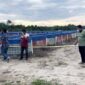 Penyidik Ditreskrimum Polda Jambi Memasang Garis Polisi Sejumlah Aset Milik PT DHD Farm Mitra Indotama di Kecamatan Sungai Gelam, Kabupaten Muaro Jambi. FOTO : Polda Jambi

