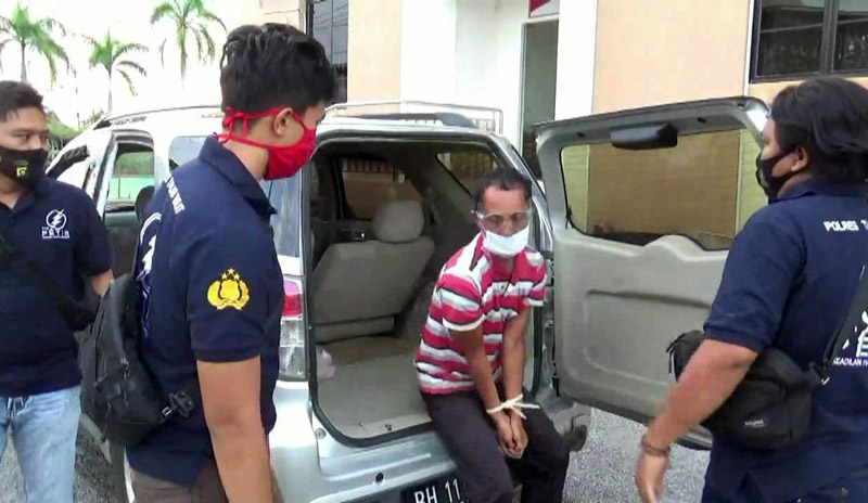 FOTO : Pelaku AG Ketika Diamankan Tim Petir Polres Tanjab Barat, Jumat 28/08/20)