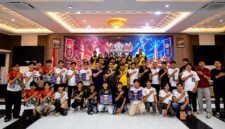 Para pemenang Turnamen E-Sport Kapolda Cup 2026 mengabadikan momen bersama jajaran Polda Jambi di Gedung Siginjai, Minggu (19/7). Kompetisi ini menjadi wadah Polri dalam menjaring bibit atlet e-sport berprestasi asal Jambi untuk melaju ke tingkat nasional. (Foto: Dok. Humas Polda Jambi)