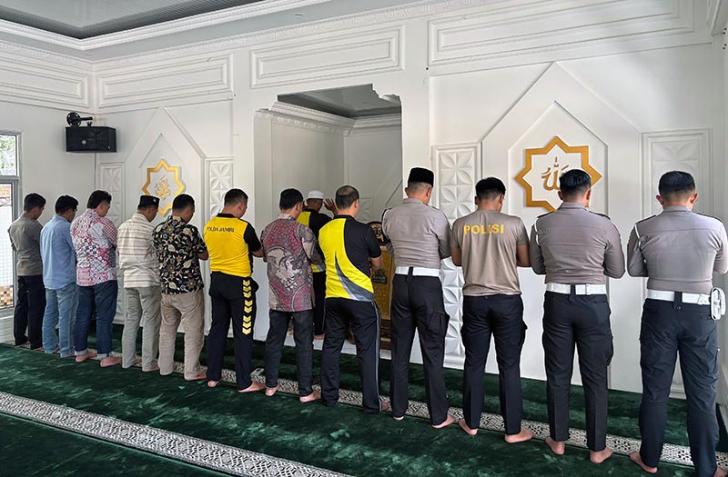 Anggota Polres Kerinci Gelar Shalat Gaib untuk Korban Ojol Saat Terjadinya Demonstrasi di Jakarta. FOTO : HMS