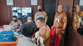 Polres Muaro Jambi gelar vaksin door to door ke beberapa kantor dinas Pemerintahan Kabupaten Muaro Jambi, Senin (07/03/22). FOTO : HUMAS PMJ