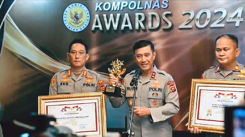 Kapolresta Jambi Kombes Pol Eko Wahyudi bersama Kapolda Jambi Irjen Pol Drs Rusdi Hartono Menerima Penghargaan Kompolnas Awards 2024, Kategori Polres Terbaik Kelompok B di Hotel Discovery Ancol, Jakarta Utara, Rabu malam (17/7/2024). FOTO : HMS