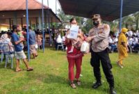 Polsek Sungai Gelam Berikan Pengamanan Vaksinasi Sinergitas TNI, Polri dan Pemkab Muaro Jambi di Desa Petaling Jaya, Selasa (23/11/21). FOTO : Hms Polsek