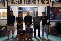 Kedua Pelaku Pencurian Besi Patok Mobil Loging Saat Digelandang ke Polsek Tebing Tinggi. FOTO : LT