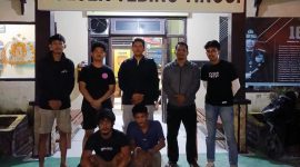 Kedua Pelaku Pencurian Besi Patok Mobil Loging Saat Digelandang ke Polsek Tebing Tinggi. FOTO : LT