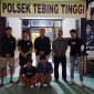 Kedua Pelaku Pencurian Besi Patok Mobil Loging Saat Digelandang ke Polsek Tebing Tinggi. FOTO : LT