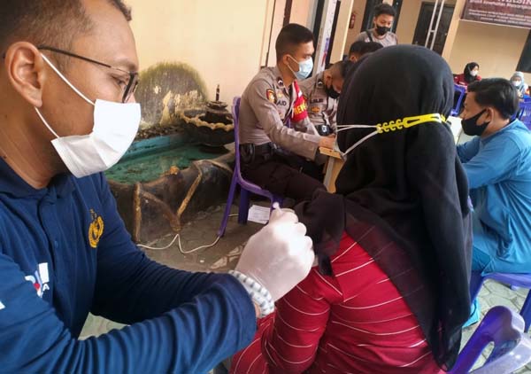 Polsek Telanaipura Melaksanakan Vaksinasi Massal bertempat di Mapolres Telanaipura dan MCC, Jumat (5/11/21). FOTO : Noval