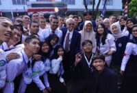 Sekretaris Jenderal Kementerian Ketenagakerjaan (Kemnaker) RI, Prof. Dr. Cris Kuntadi, yang berada di tengah-tengah kerumunan mahasiswa baru atau pendaftar Politeknik Ketenagakerjaan (Polteknaker). (FOTO : Dok. Biro Humas Kemenaker)