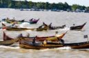 Sejumlah peserta dari  72 peserta memacu perahu pompong mereka dalam ajang Presisi Merdeka Balap Pompong 2026 di kawasan Waterfront City (WFC) Kuala Tungkal, Tanjung Jabung Barat, Sabtu (22/8). (Foto: Dok. Istimewa/prokopim)