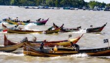 Sejumlah peserta dari  72 peserta memacu perahu pompong mereka dalam ajang Presisi Merdeka Balap Pompong 2026 di kawasan Waterfront City (WFC) Kuala Tungkal, Tanjung Jabung Barat, Sabtu (22/8). (Foto: Dok. Istimewa/prokopim)