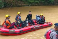 Tim SAR dari Basarnas (Pos SAR Bungo) dan unsur terkait bersiaga di atas perahu karet (LCR) saat melakukan operasi pencarian hari kedua (H2) terhadap korban tenggelam di aliran Sungai Nalo Tantan, Desa Sungai Ulak, Kabupaten Merangin, Jambi, Rabu (5/8/2026). (FOTO : Dok. Kantor SAR JAMBI)