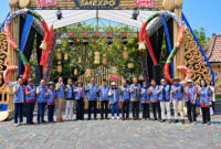 President Director Pertamina Foundation Agus Mashud S. Asngari secara simbolis menyerahkan bantuan produk UMKM kepada perwakilan komunitas difabel dalam pembukaan Pertamina SMEXPO Regional Yogyakarta 2026 di Pasar Ngasem, Yogyakarta, Jumat (2/10). FOTO : Dok. PERTAMINA